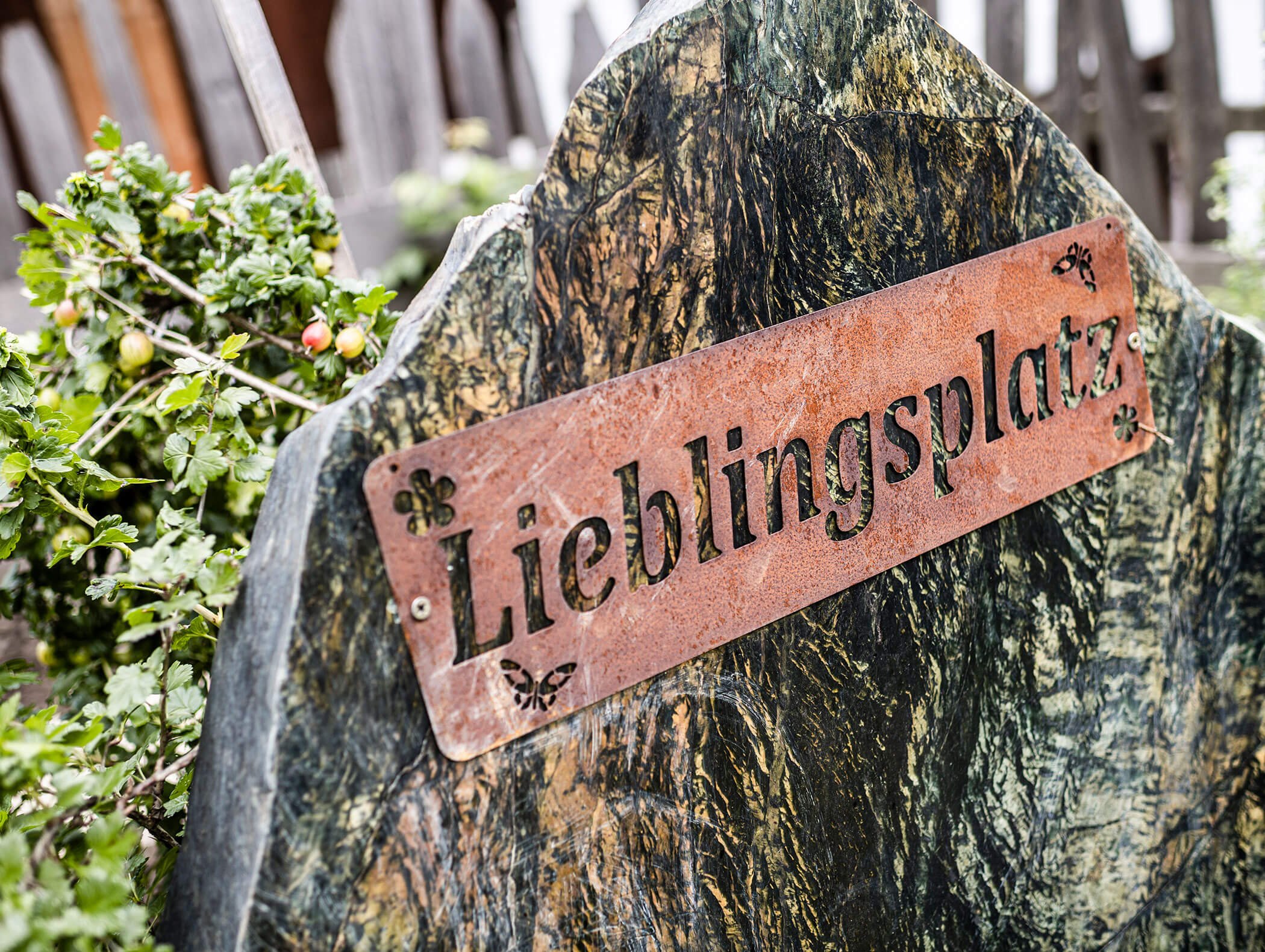 Ein Stein mit einem Metallschild, auf dem 